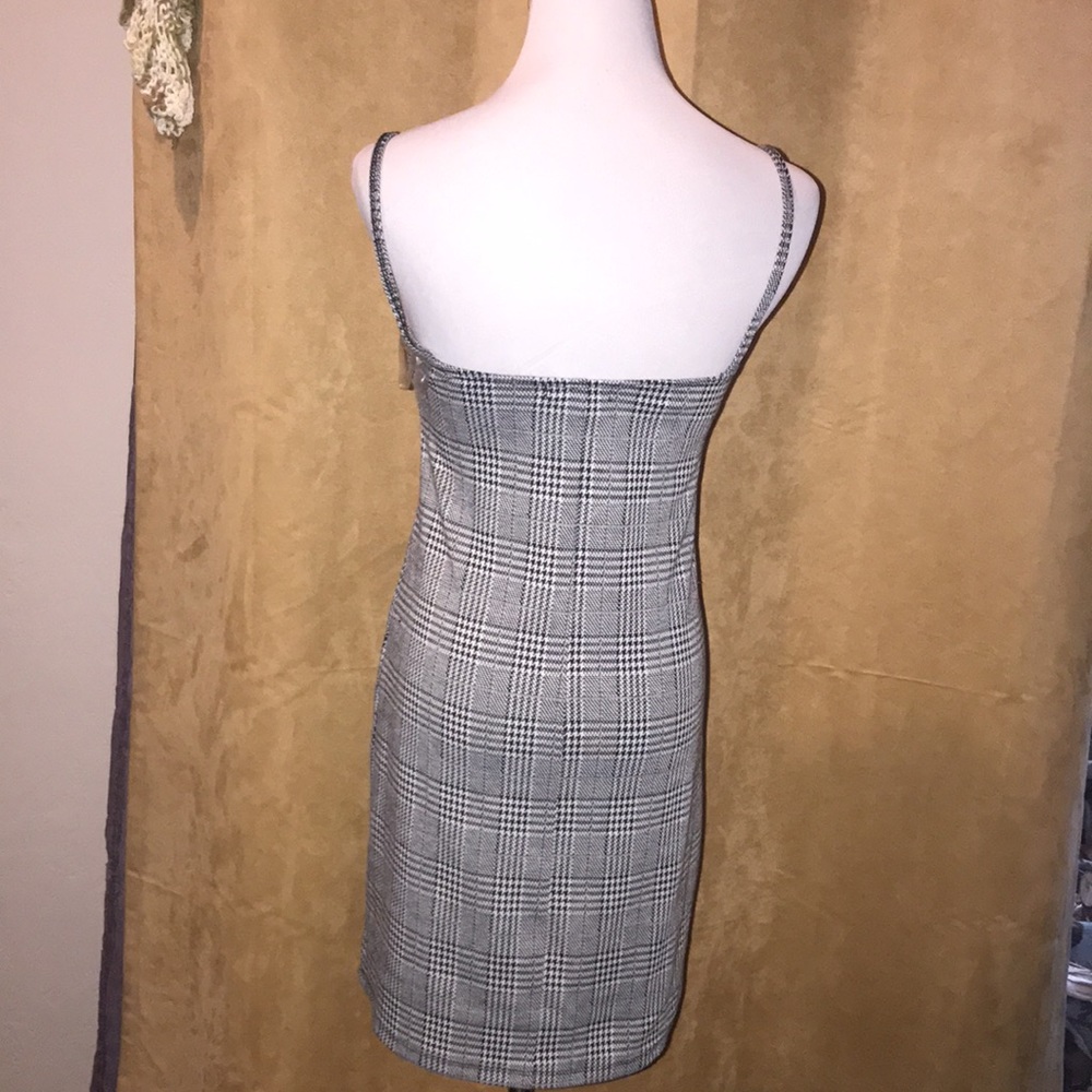 Popular Basic Dress. - Picture 3 of 4